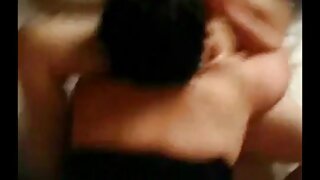 یک مدل AV ژاپنی در حالی که ارباب بدن سکسی او را به دست می گیرد، با چشمانش گره خورده است. در حالی که او ناله می کند، بیدمشک او را لمس می کند و در گره هایش حرکت می کند. پس از بازی با بدن او، خروس بزرگ خود را داخل بیدمشک کوچک و تنگ و کیلوهای او می کشد که همچنان به حرکت و ناله از لذت فیلم سوپر خارجی بکن بکن خود ادامه می دهد.