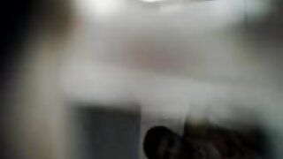 کودک با فیلم سوپرسکس خارجی سینه کشیده و در حال مکیدن